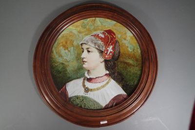 un tableau représentant une femme avec un chapeau rouge accroché au mur