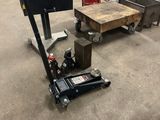 une image d'un garage avec de nombreux outils sur le sol