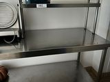 une table en acier inoxydable surmontée d'un panier
