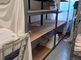 un chariot posé au milieu d'une pièce