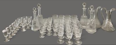beaucoup de verres à vin et un pichet sur la table