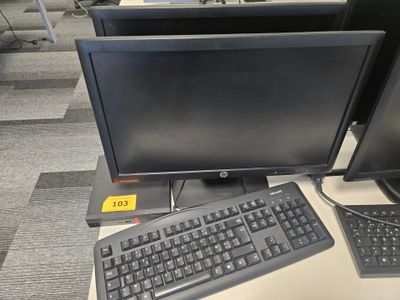 deux écrans d'ordinateur et un clavier posés sur un bureau