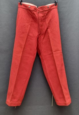 un pantalon rouge suspendu à un cintre