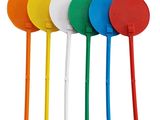 Plusieurs cuillères en plastique de différentes couleurs sont alignées en rangée