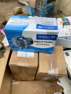de nombreuses caisses contenant du matériel électronique posées par terre