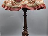 une lampe posée sur une table à côté d'un mur