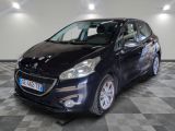 la voiture noire est garée dans le garage sur le sol en damier