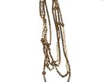 un gros plan d'un collier à chaîne sur fond blanc