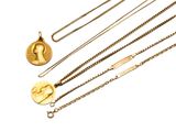 plusieurs types de colliers et de chaînes en or posés sur un fond blanc