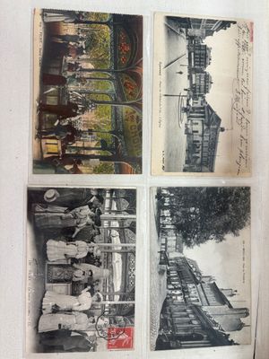 Plusieurs vieilles photos de personnes et de bâtiments sont présentées dans un livre ouvert