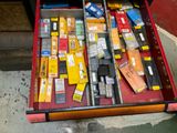 une valise rouge contenant toutes sortes d'appareils électroniques