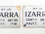 deux pancartes accrochées au mur sur lesquelles on peut lire « zarra » et « don't »