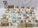 de nombreux types de billets de banque disposés sur une table