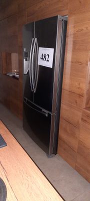une photo d'une cuisine équipée d'appareils électroménagers en acier inoxydable