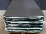 plusieurs feuilles de papier empilées les unes sur les autres sur une palette