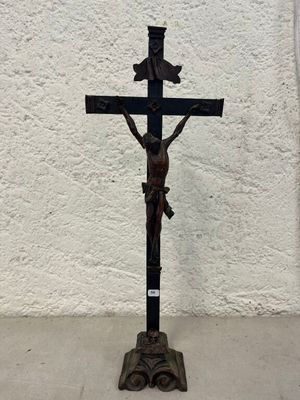 une image représentant un crucifix posé sur un socle
