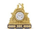 une horloge en or posée sur une table