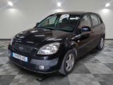 la photo d'une voiture noire garée sur un sol en damier
