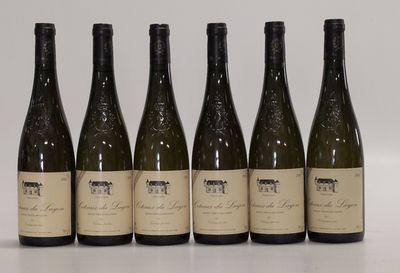 six bouteilles de vin sont alignées sur une table