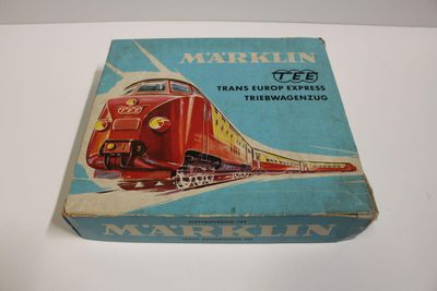 la boîte est posée sur une surface blanche sur laquelle est représenté un train