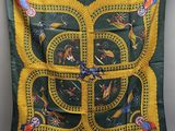 une écharpe verte et jaune ornée d'oiseaux et de fleurs