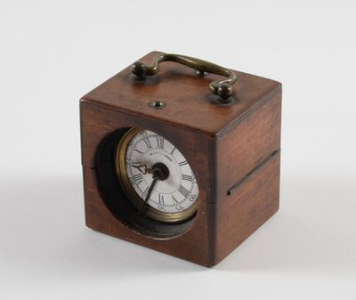 Montre de voyage en laiton dans son coffret en bois. Le cadr…