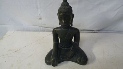 statue d'un Bouddha assis sur une surface blanche