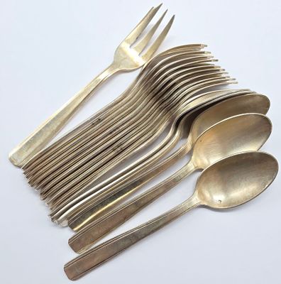 beaucoup de cuillères et de fourchettes en argent sur la table