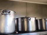trois casseroles posées sur la cuisinière dans la cuisine