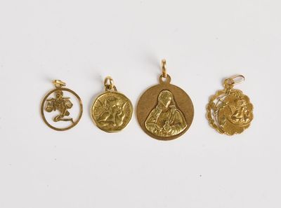 trois pendentifs en or représentant la Vierge à l'Enfant