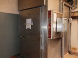 une photo d'un grand réfrigérateur industriel à l'intérieur d'un bâtiment