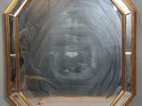 miroir octogonal avec cadre doré et bords biseautés
