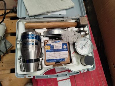 une valise contenant de nombreux objets