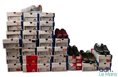 une pile de chaussures empilées les unes sur les autres