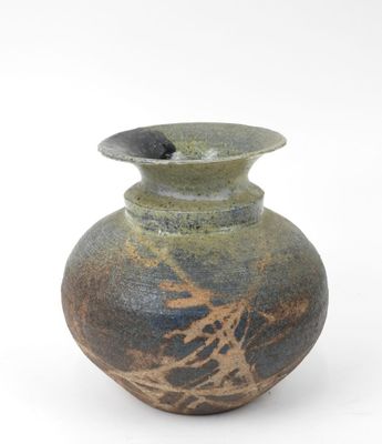 Vase boule en grès émaillé dans les tons vert et bleu.