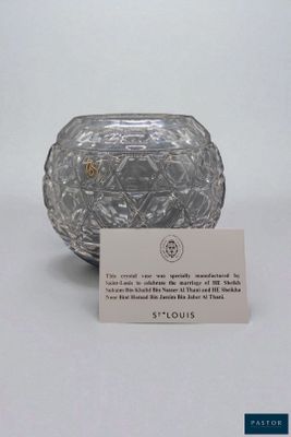un vase en verre muni d'une étiquette, posé sur une table
