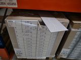 une pile de cartons posée sur une étagère dans un magasin