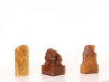 plusieurs pièces de pierre sculptée posées sur une surface blanche
