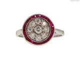 gros plan d'une bague en diamant et rubis sur fond blanc