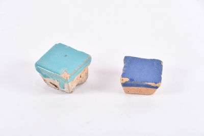 MORCEAUX (deux) de mosaïques de parement en céramique émaill…