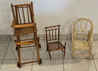 7 / CHP10 / Lot comprenant : une chaise haute de poupé…