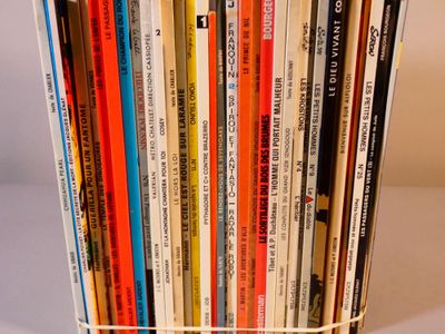 beaucoup de livres empilés dans un panier