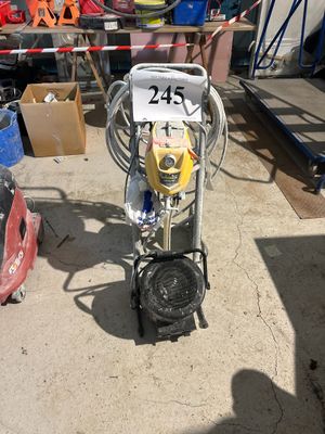 une moto garée dans un garage et portant un numéro