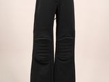 un pantalon noir pour femme avec des genouillères et un haut blanc
