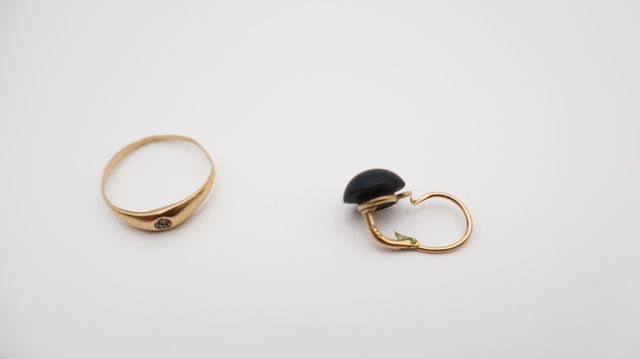 Bague en or 18 carats 750 millièmes accidentée et bouton d’oreill...