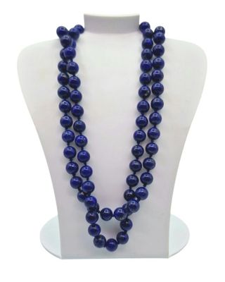 un gros plan d'un collier orné de perles bleues sur un mannequin