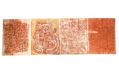 trois œuvres d'art sont exposées sur une surface blanche