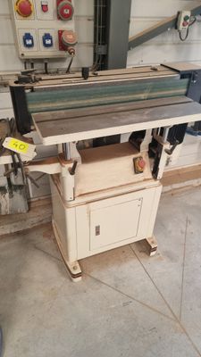 une photo d'un établi avec une machine en arrière-plan