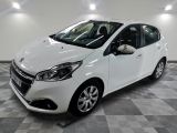 la voiture blanche est garée dans le garage sur le sol en damier