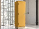 un casier jaune au milieu d'une grande pièce
